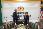 Kunjungan hormat daripada YBrs. Dr. Hazami Bin Jahari, Ketua Pengarah Dewan Bahasa dan Pustaka bersama Delegasi kepada YBhg. Datuk Azman bin Mohd Yusof, Ketua Setiausaha, Kementerian Perpaduan Negara.